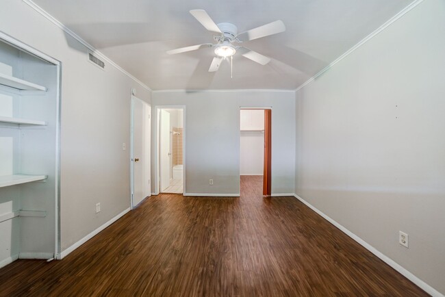 Building Photo - Renovated ALL BILLS PAID 1 bedroom in desi...