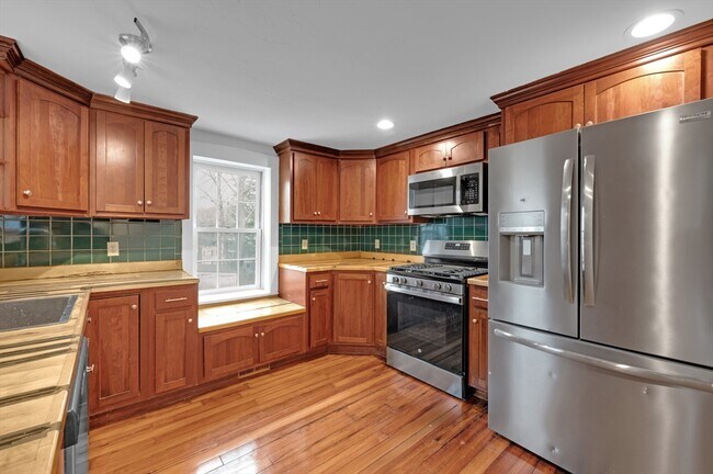 Building Photo - 22 School St