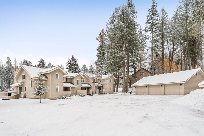Building Photo - Beautiful Townhome on Golf Course!