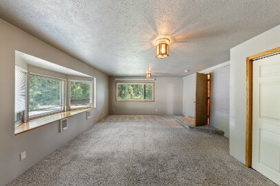Building Photo - Spacious home with outbuilding