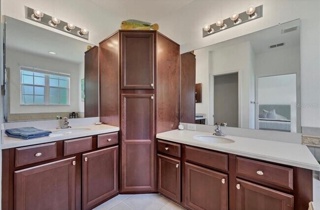 Master Bath - 8111 Villa Grande Ct
