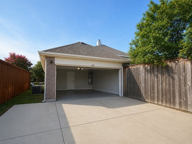 Building Photo - 1622 Lake Travis Dr