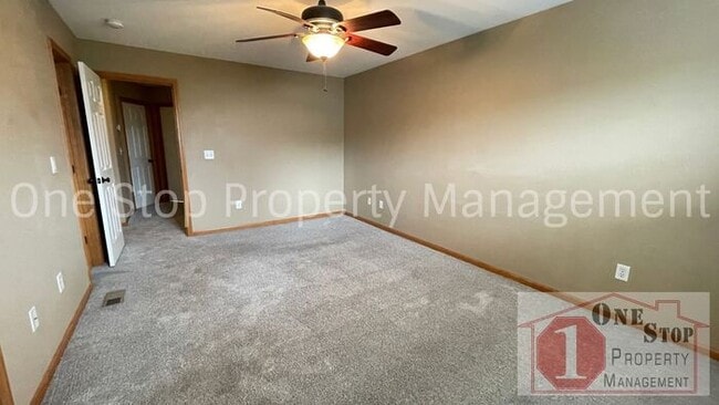 Building Photo - Gorgeous 3 bedroom / 2.5 bathroom in Grain...