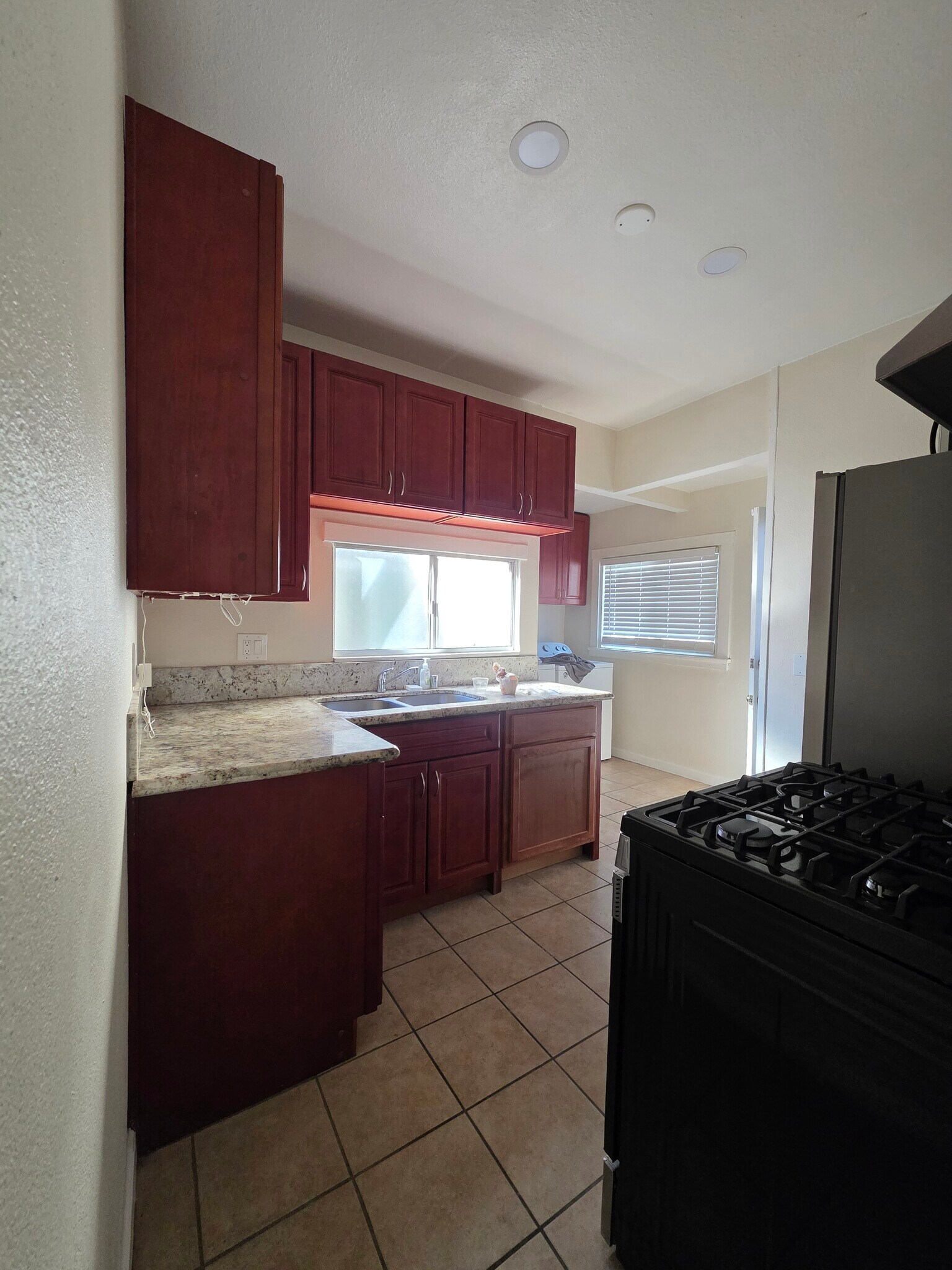 Kitchen Granit countertops, appliances - 130 E Colden Ave