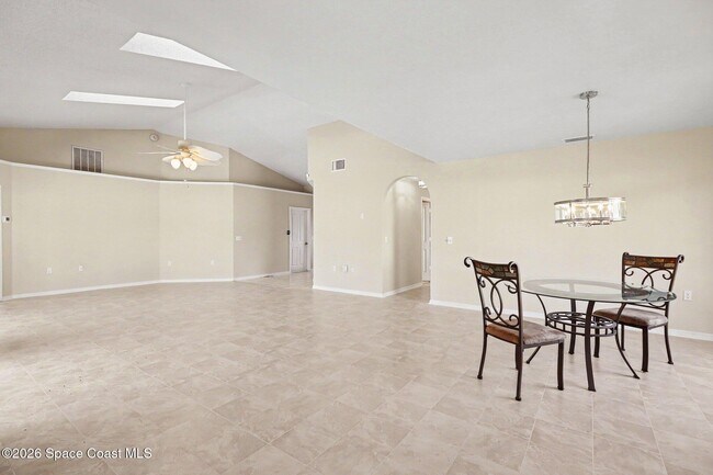 Building Photo - 2088 Sun Valley St