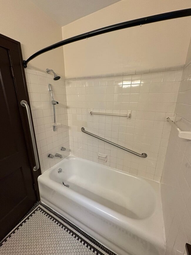 Building Photo - 327 E 7th St