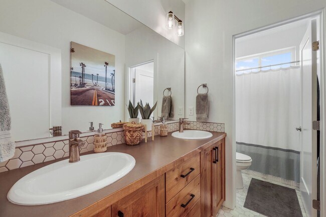 Building Photo - Beautiful 4 bed 2.5 bath home