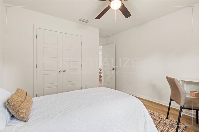Building Photo - **OPEN HOUSE 08/17 1-3PM** 4 Bed/2 Bath Ho...