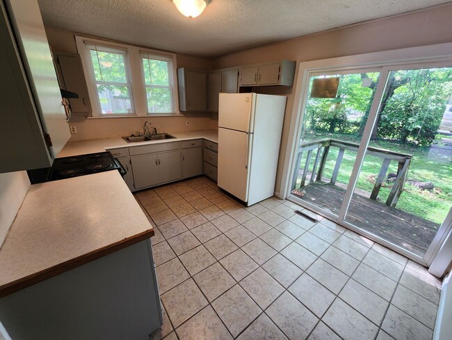 Building Photo - Spacious 2-Bedroom, 1-Bathroom Home AVAILABLE NOW!!