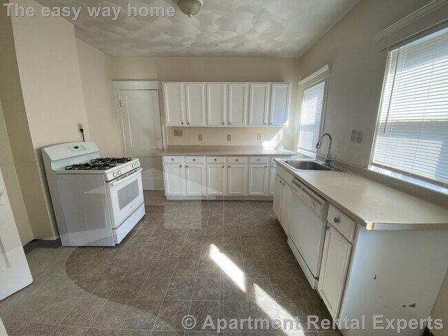 Building Photo - 10 Pinkham Rd