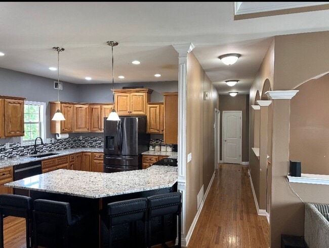 Building Photo - *** Move-in SPECIAL - $2395.00 ***