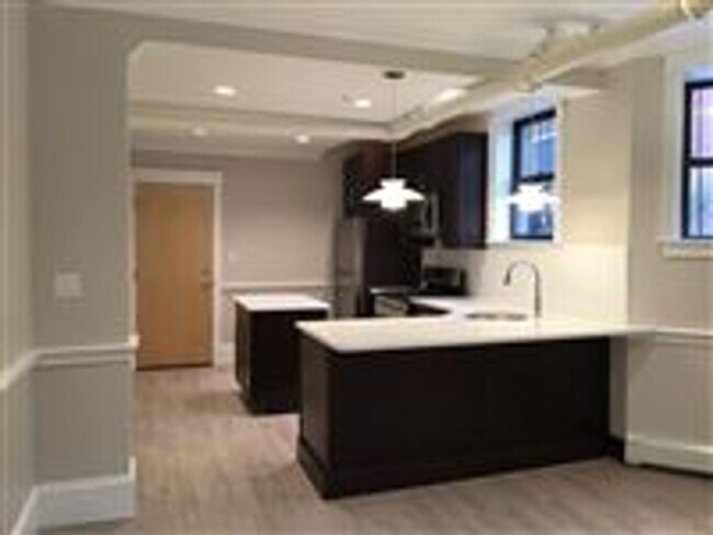 Building Photo - Garden Level Unit. No Brokers Fee, No Security Deposit, Heat and Hot Water Included, Elevator, La...