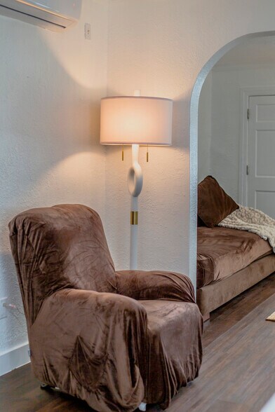 Building Photo - 2509 W 73rd St