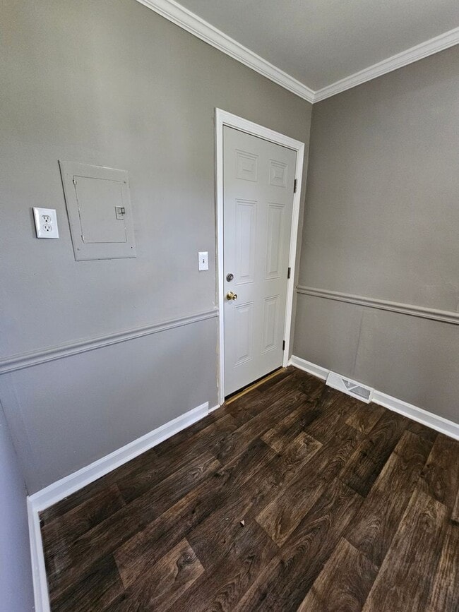 Building Photo - 2 BR off Nathan Hunt