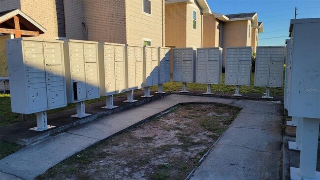 Building Photo - 826 Sky Lake Cir