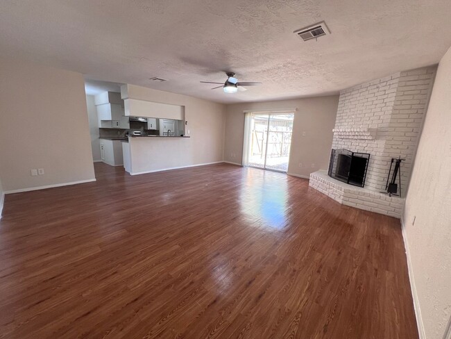 Building Photo - 4 Bedroom 2 Bathroom in Northwest Houston ...