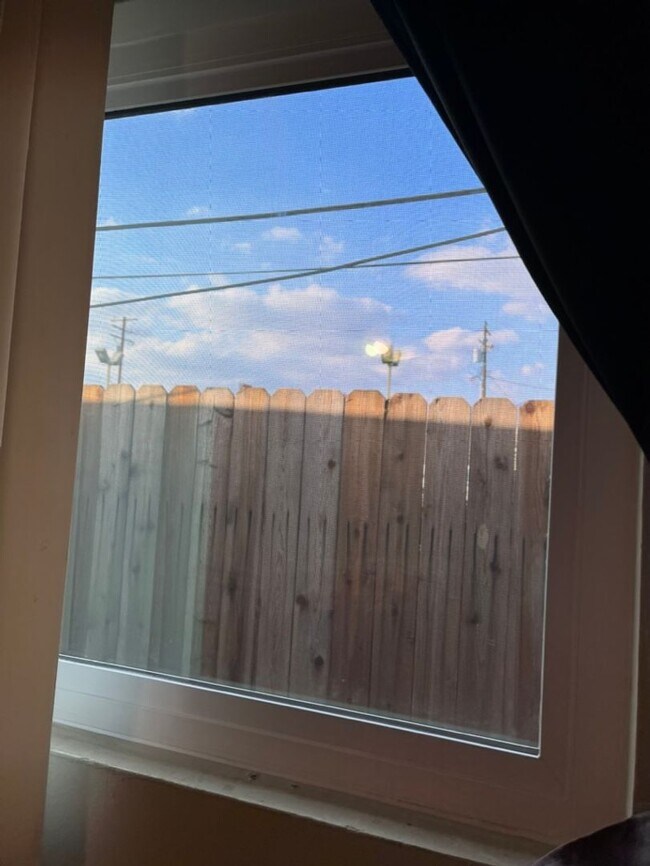 Building Photo - 2139 Belle St