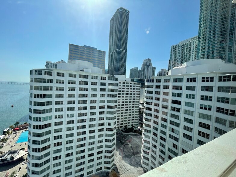 Building Photo - 801 Brickell Bay Dr