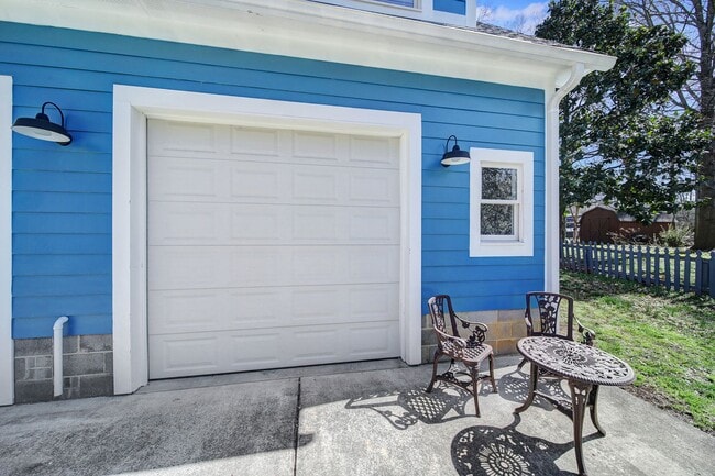 Building Photo - Unique Single Family Home in Matthews!