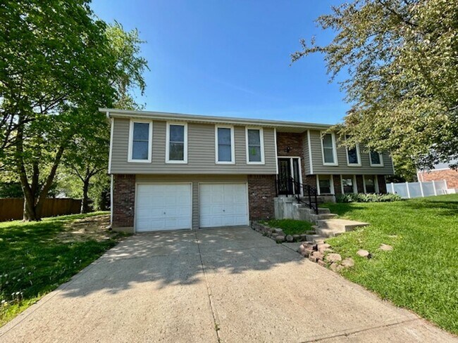 Building Photo - Welcome Home to This Beautifully Maintained Tri-Level Gem!