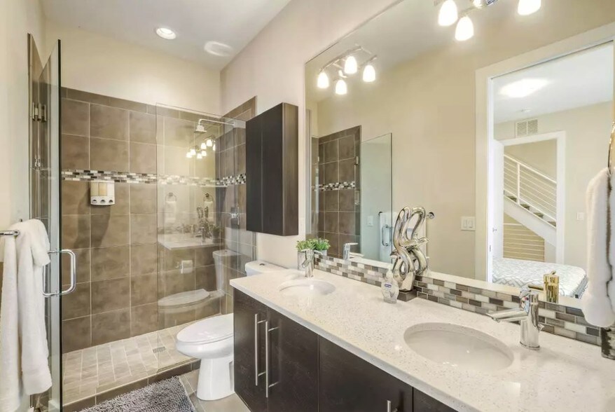 Building Photo - 2215 W 32nd Ave