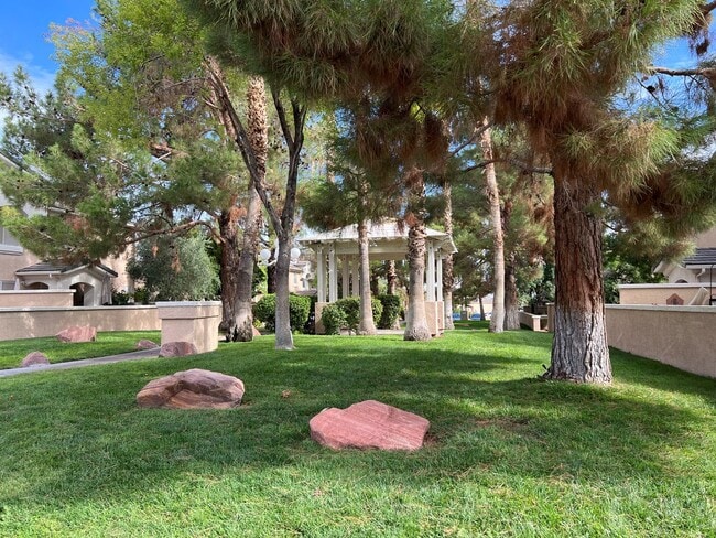 Building Photo - GORGEOUS TOWNHOME FOR IMMEDIATE MOVE-IN