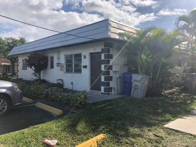 Building Photo - 921 SW 10th Dr