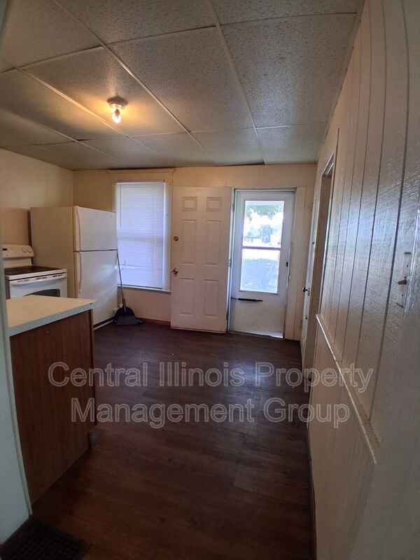 Building Photo - 403 1/2 E. Monroe