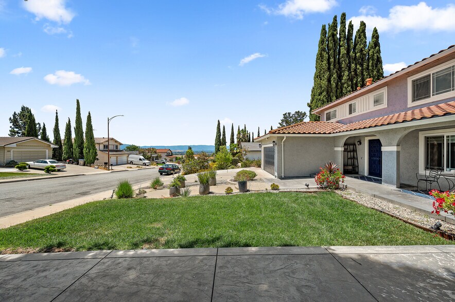 Building Photo - 3661 Slopeview Dr