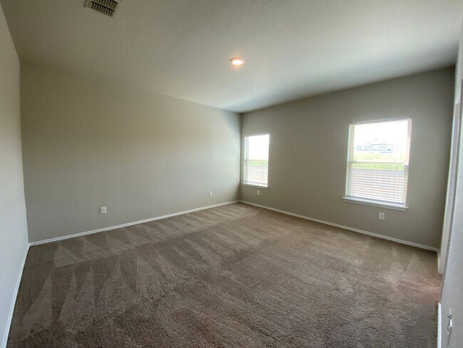 Building Photo - Fabulous 4/2 single story conveniently loc...