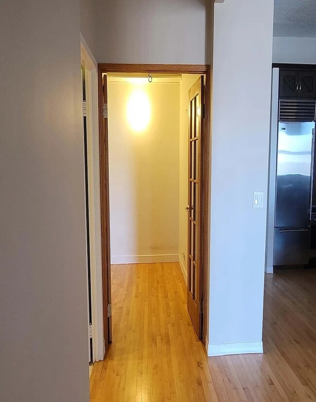 Building Photo - High-End Living in a Prime Area