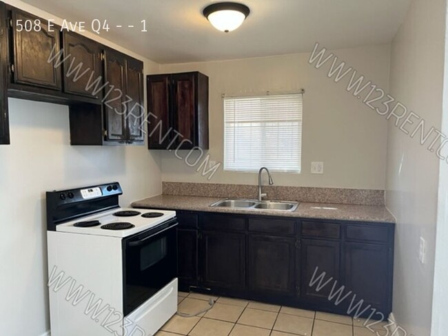 Building Photo - 2BD/ 1BTH Apartment East Palmdale 1st Floor