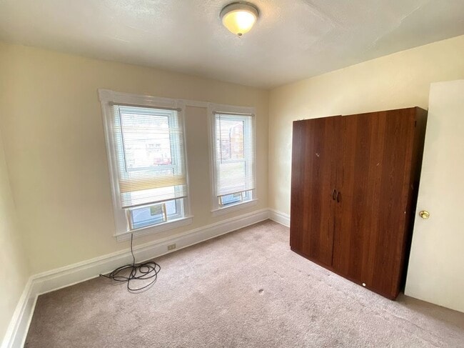 Building Photo - Newly Renovated 3 Bed, 1 Bath Unit in Pitcairn - Available January 10th!