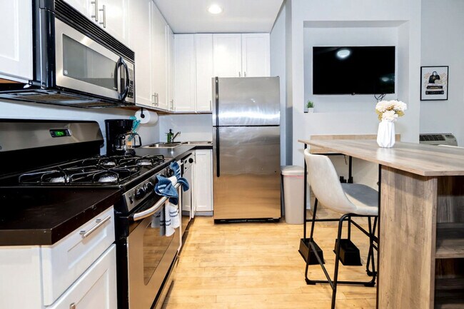 Building Photo - 2544 N Burling St