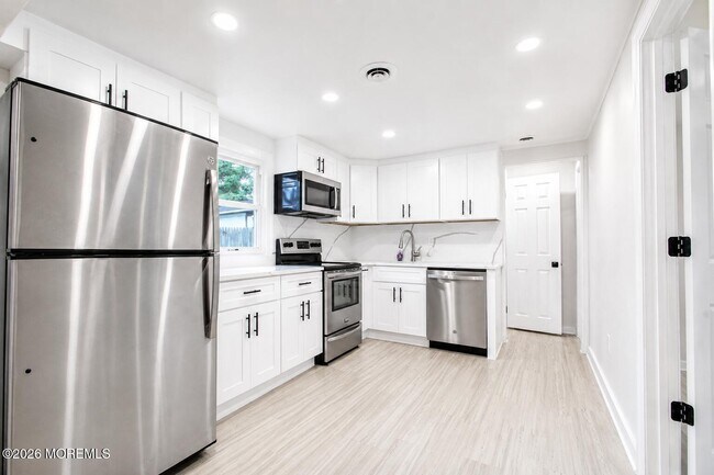 Building Photo - 246 Brookside Ave