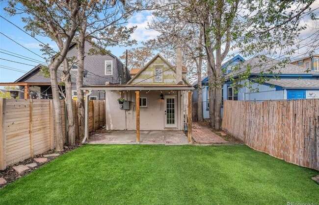 Building Photo - 1020 Kalamath St