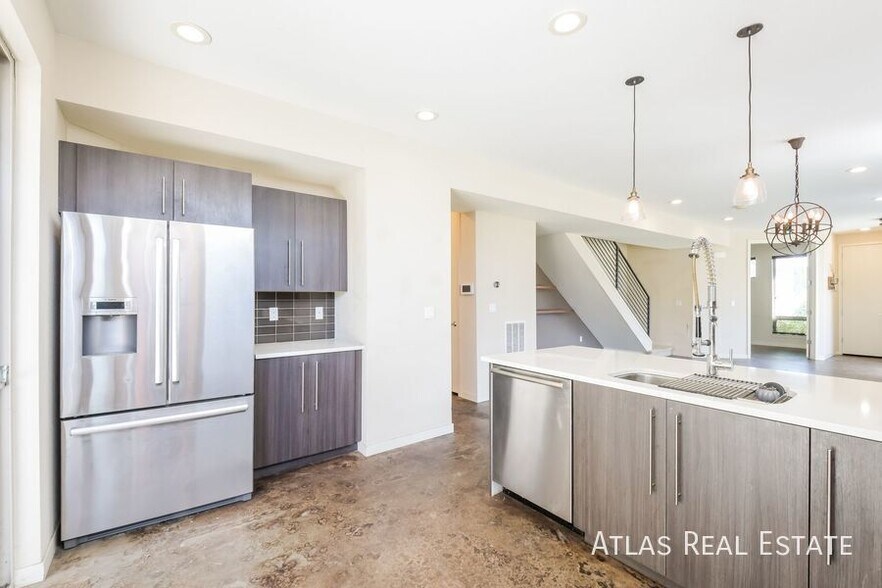 Building Photo - 3359 Mariposa St