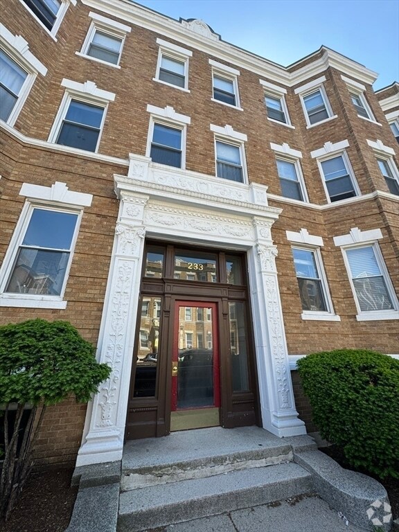 Building Photo - 233 Kelton St