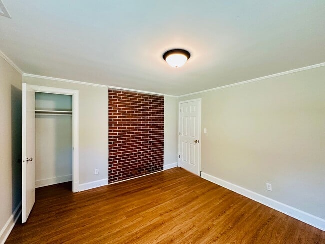 Building Photo - WILSHIRE BLVD - 4 Bedroom - minutes to UNC...