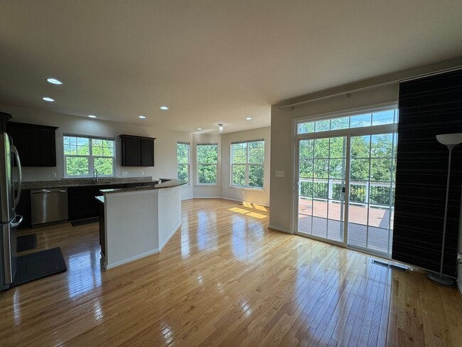 Building Photo - Luxurious 3 Bed 2.5 Bath End-Unit Townhome...