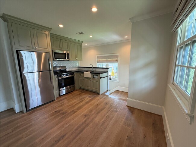 Building Photo - 2506 Blue Bonnet Blvd