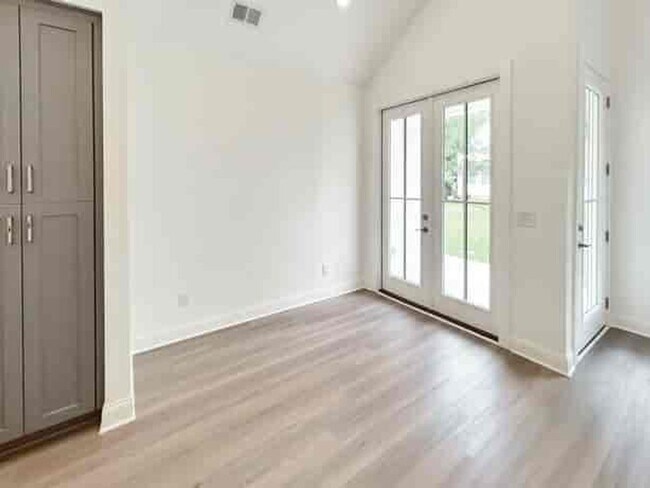 Building Photo - 403 Burgundy Wy