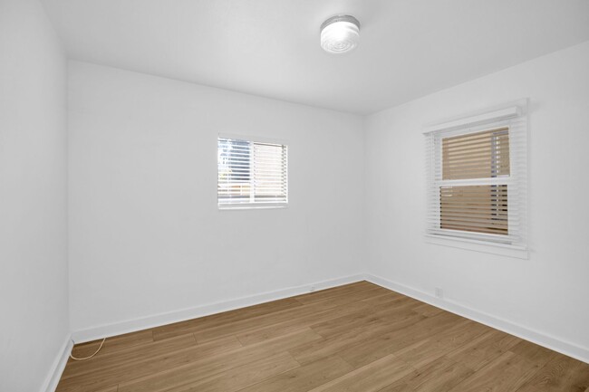 Building Photo - Beautiful bright 2 bedroom in Belmont Shore!