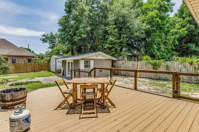Building Photo - Beautiful East Hill home located in one of...