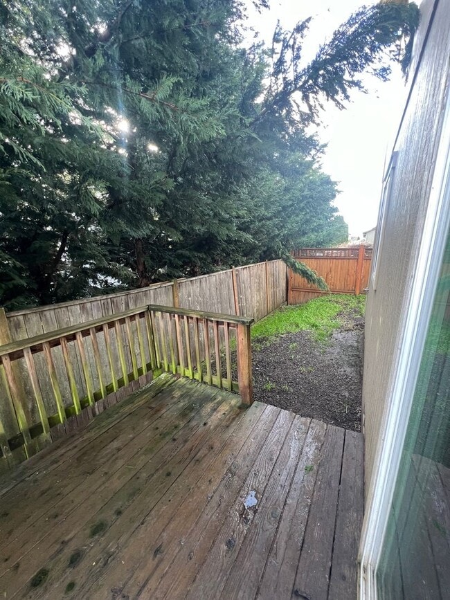 Building Photo - 3-bedroom 2-1/2 bathroom home in Eugene