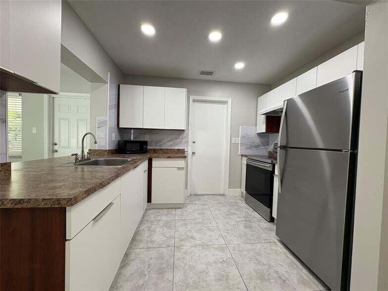 Building Photo - 6712 NW 60th St