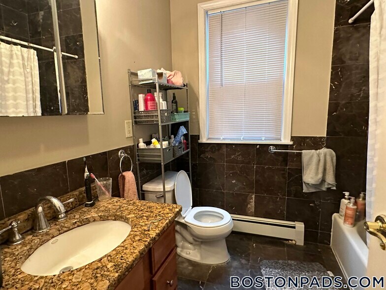 Building Photo - 47 Hillside St