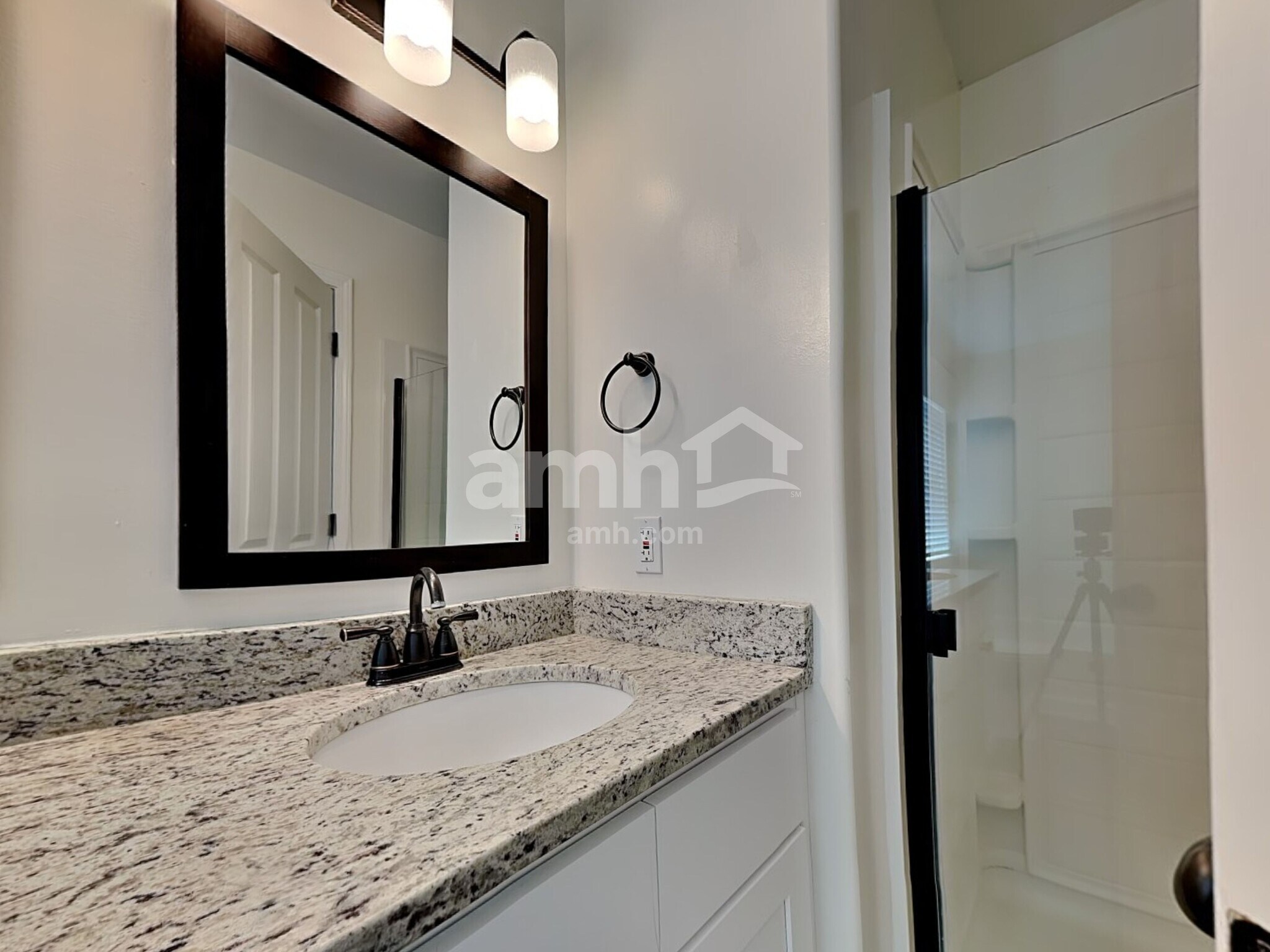 Building Photo - 625 Summer Hill Way