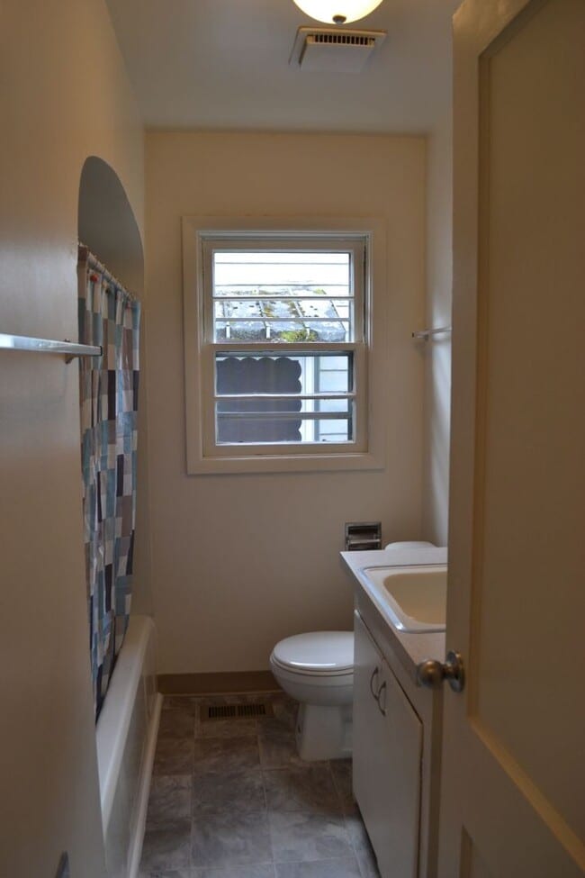 Building Photo - Quaint two-bedroom charmer in Northeast Salem