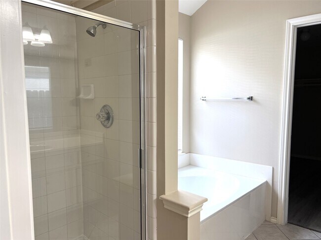 Building Photo - 12735 Wisteria Park Dr